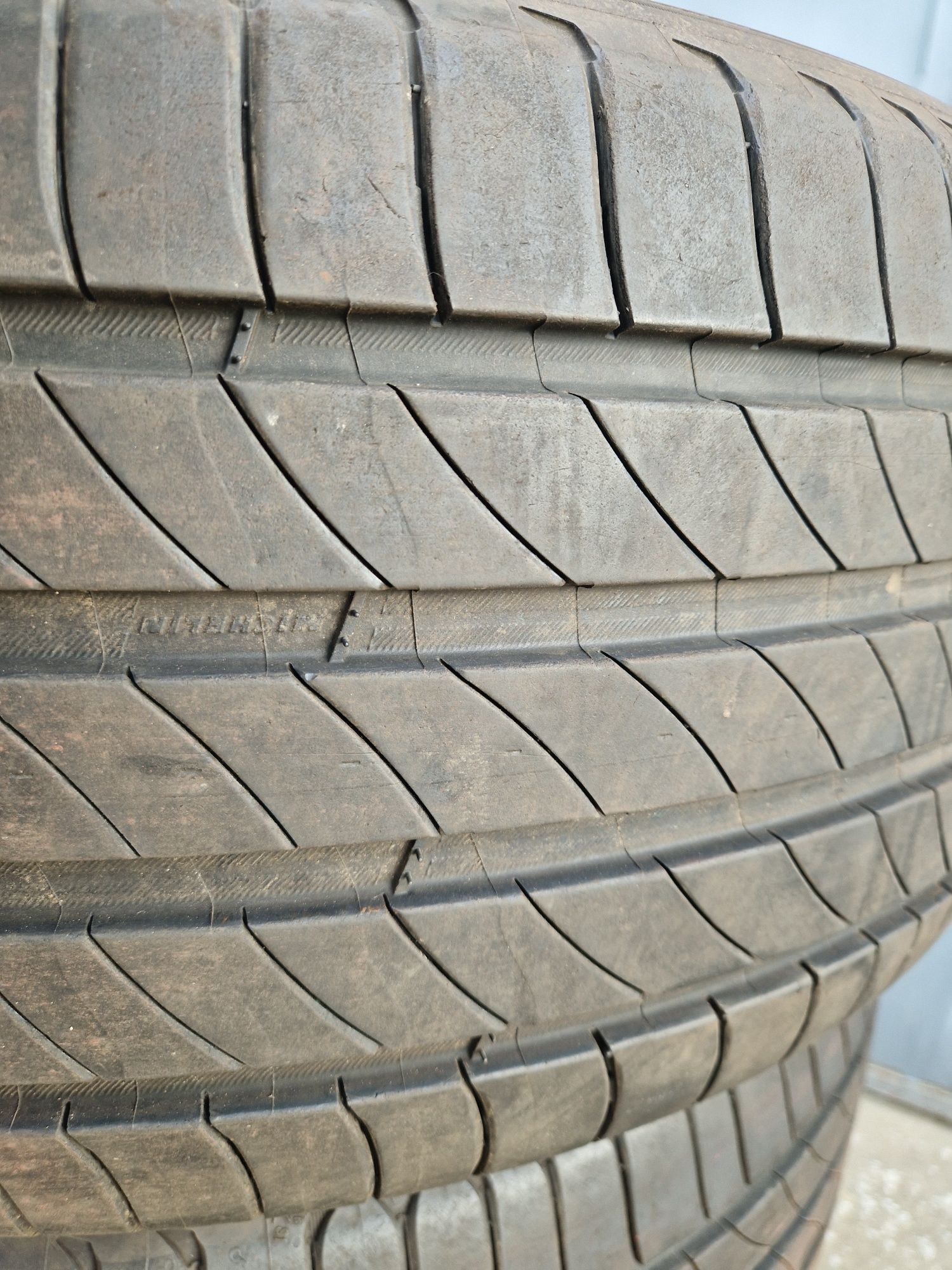 Летни Гуми 235/45r20 Michelin