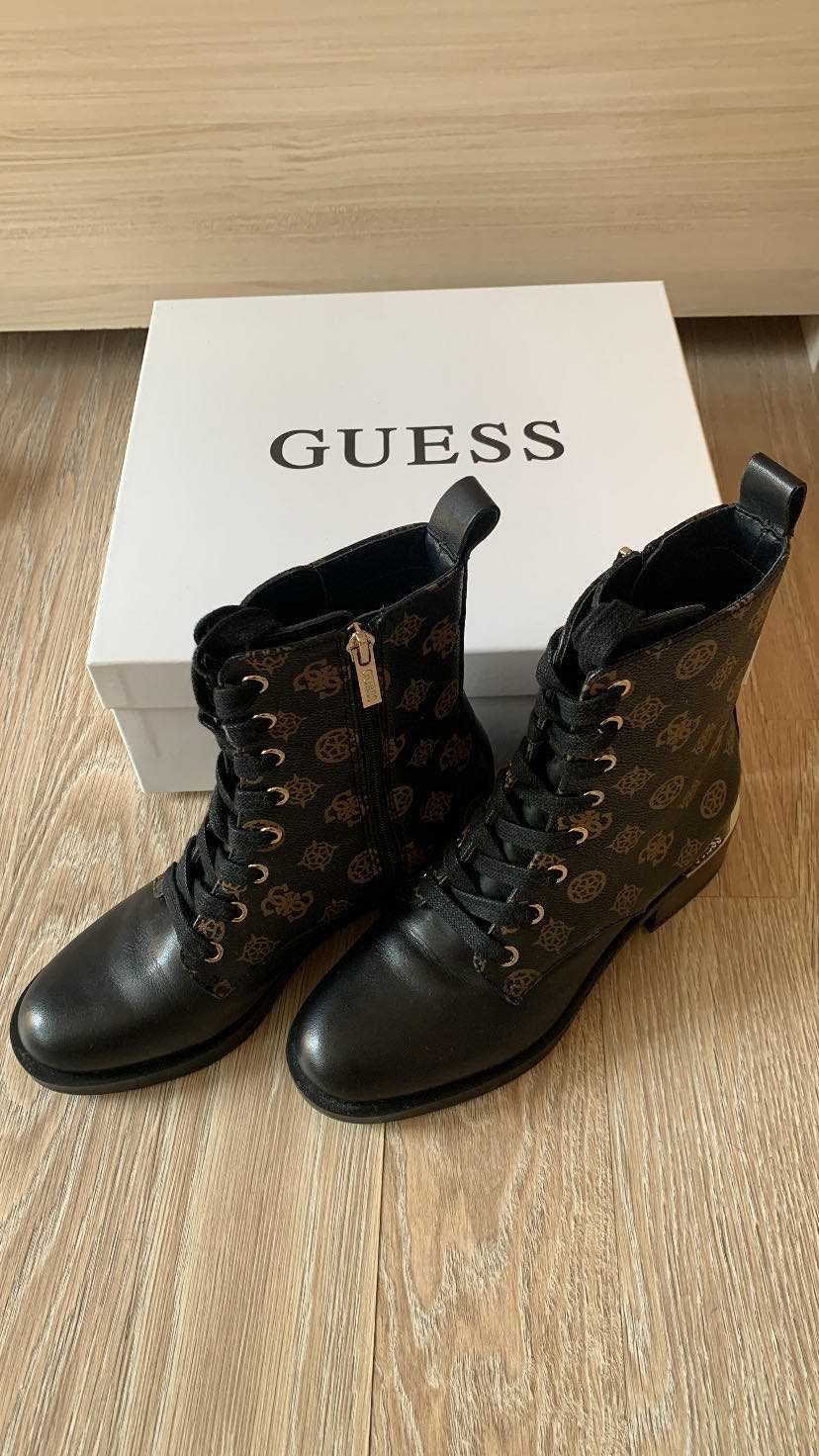 Есенни боти Guess