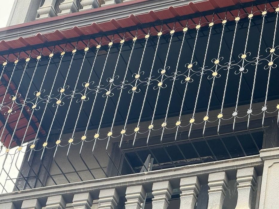 Решётка , козерок ,перила .