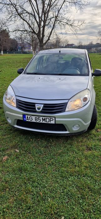 Vând Dacia Sandero masina personala de 6 ani.