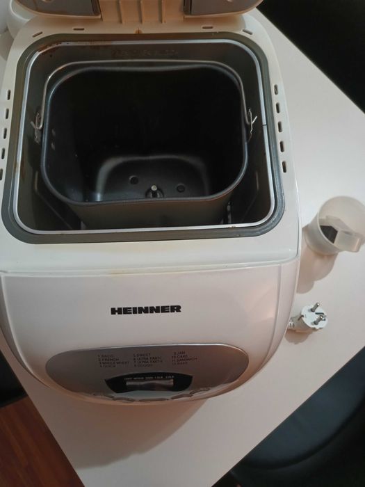 Mașină de pâine Heinner HBM-690W.