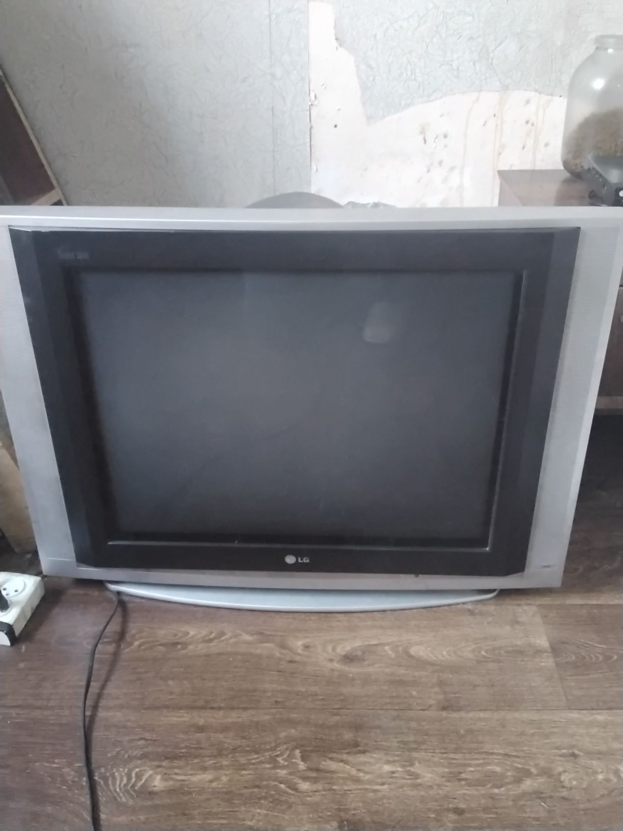 Продам телевизор LG 72 диагональ