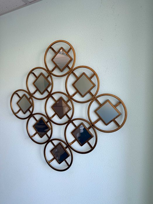 Oglinda decorativa suspendata pe perete