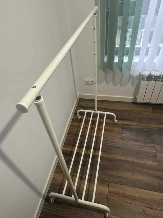 поставка за закачане на дрехи, бяло