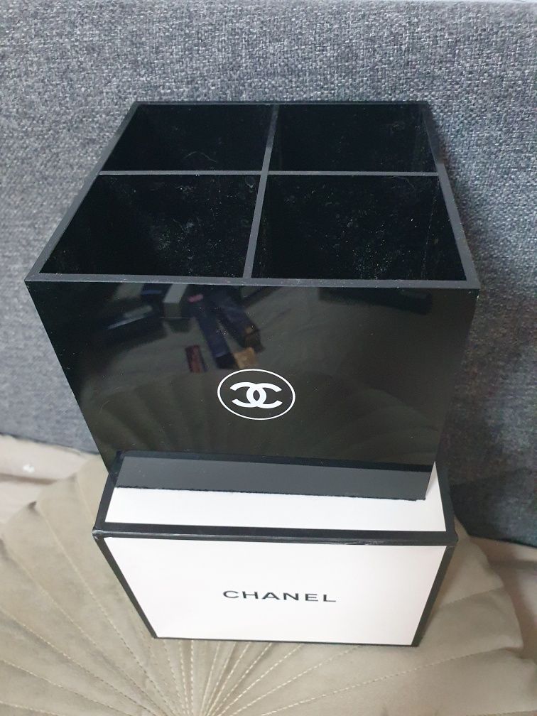 Кутия Chanel за чётки грим и друго