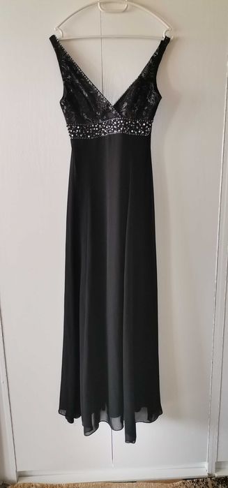 Предлагам различни дамски рокли. Подходящи за различни поводи.