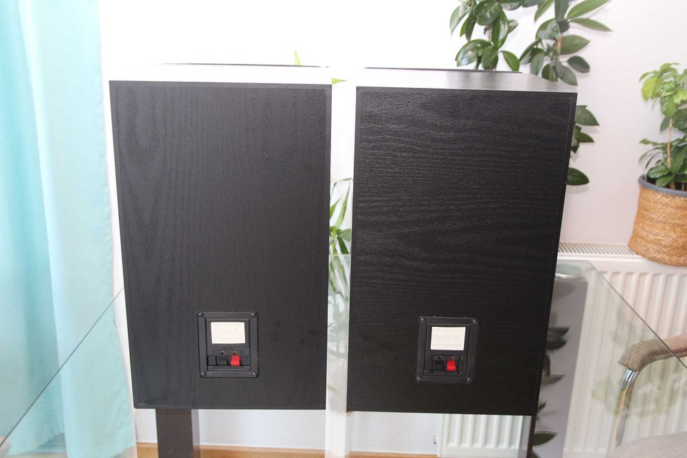 Pereche boxe Yamaha NS-S30i culoare negru cu maro.