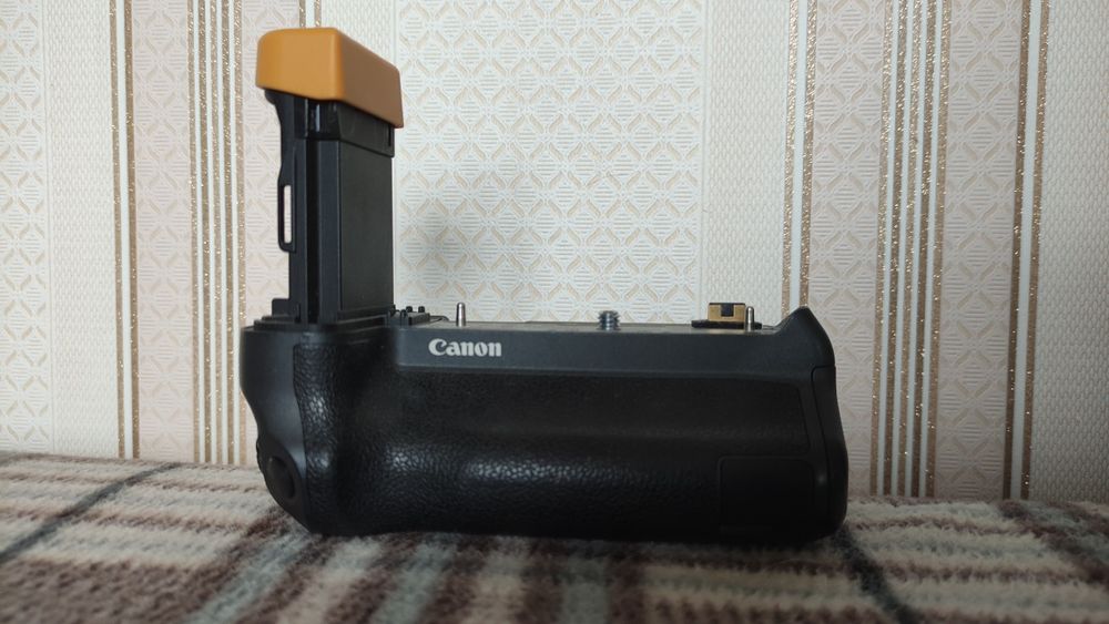 Батарейный блок Canon BG-E22
Оригинальный батарейный блок для Canon EO