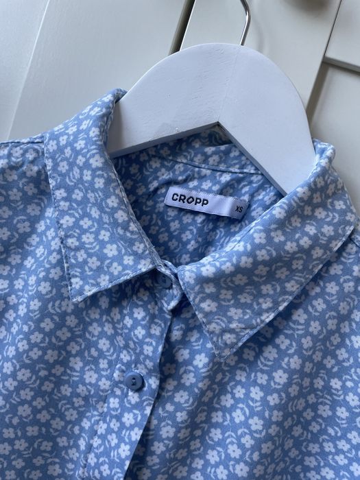 Bluza Cropp alabstra cu floricele albe