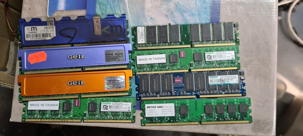 Vand 8 memorii Ram cate 1gb Kingmax / Geil