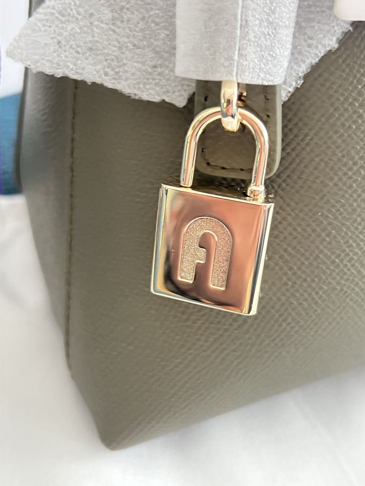 Furla Classic в бяло и зелено.100%оригинал..Със сериен номер,етикети