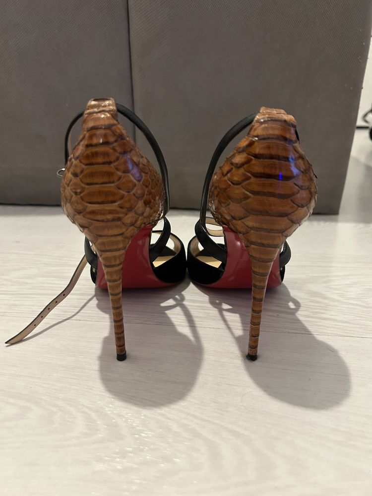 Pantofi cu toc Christian Louboutin, maro (ca noi)