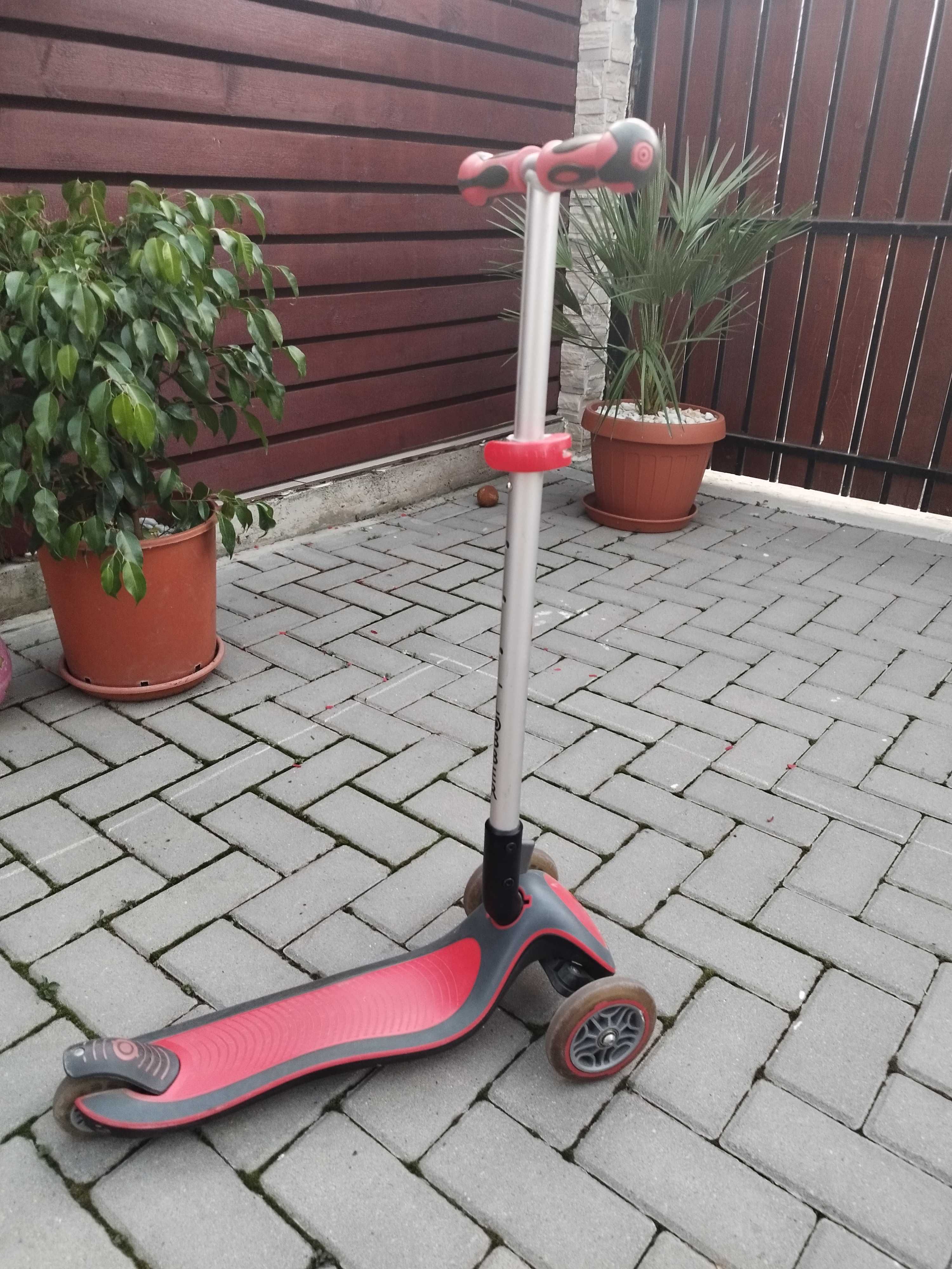 Vând trotinete fetite