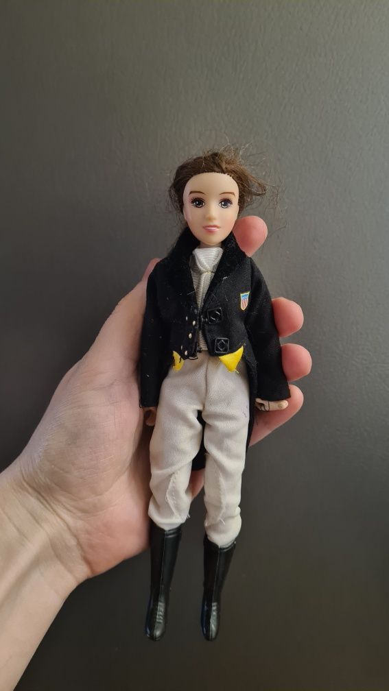 Кукла Меган в одежде для выездки фирмы Breyer Брейер