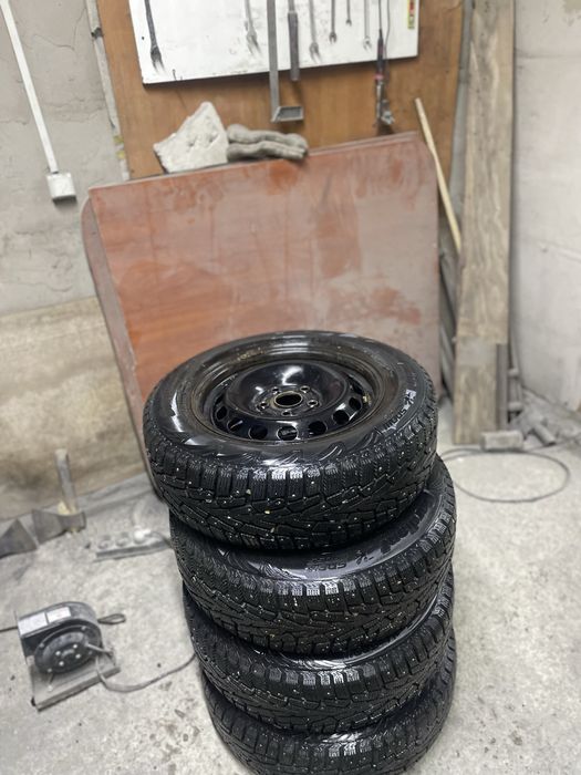 Продам зимние шины с дисками 195/65/r15