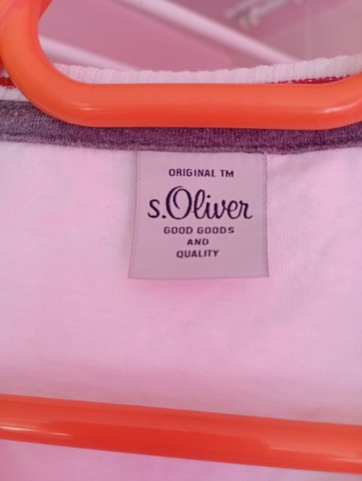 Бузка на s. Oliver, бяла със синьо и червено на ръкавите.