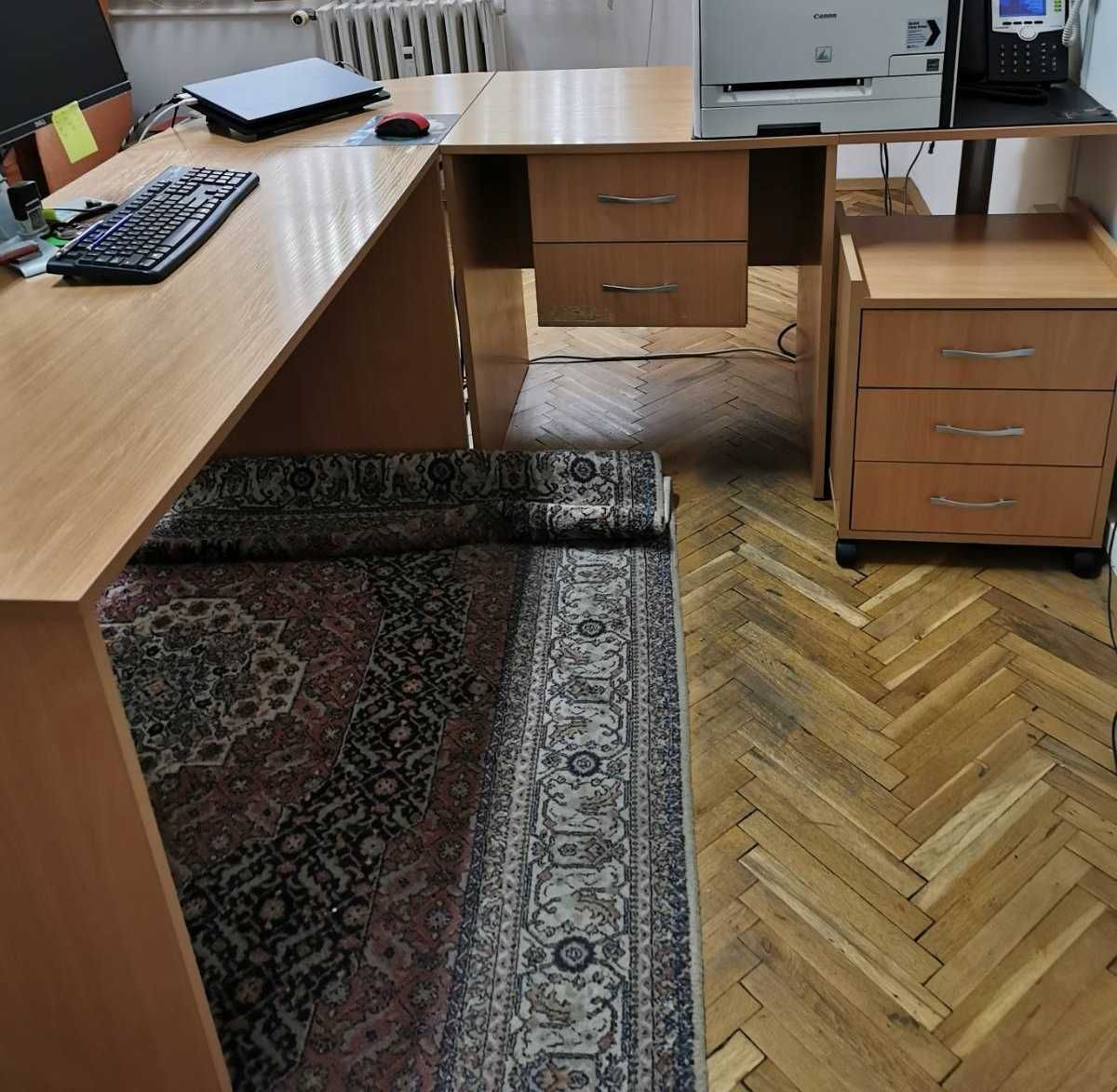 Офис бюро с прилежащи елементи