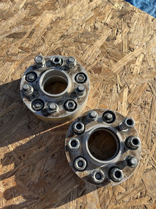 Distantiere cu suruburi