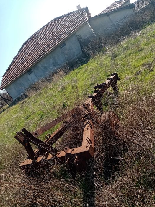 Плуг с четири корпуса за юмз