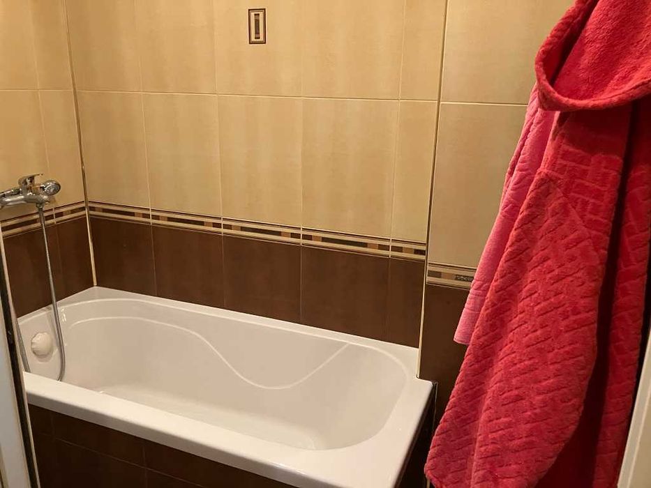 Продавам обзаведен тристаен апартамент