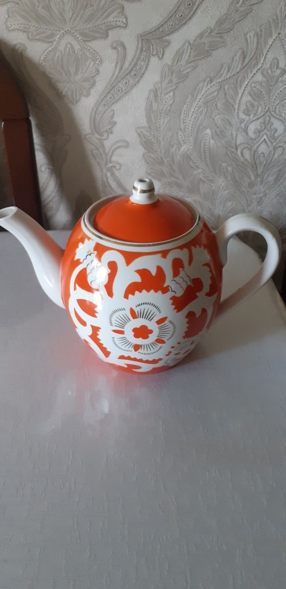 Продам советский большой заварной чайник за 15000 тенге.