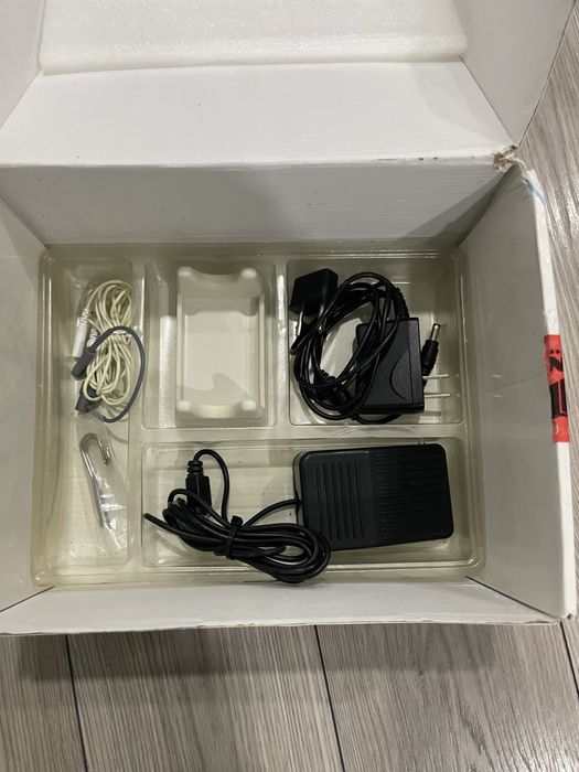 Endomotor cu apex locator integrat SmartJoy si piesa cot inclusa.