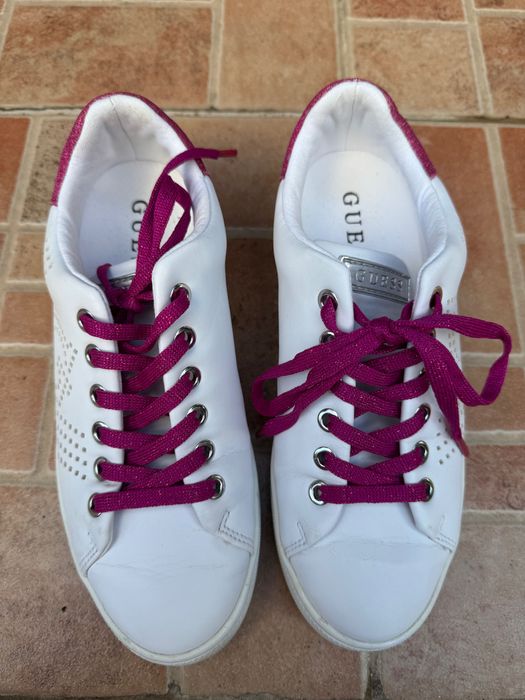 Бели кецове Guess