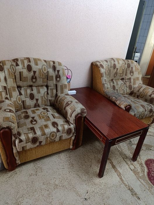 Продаётся диван и два кресла