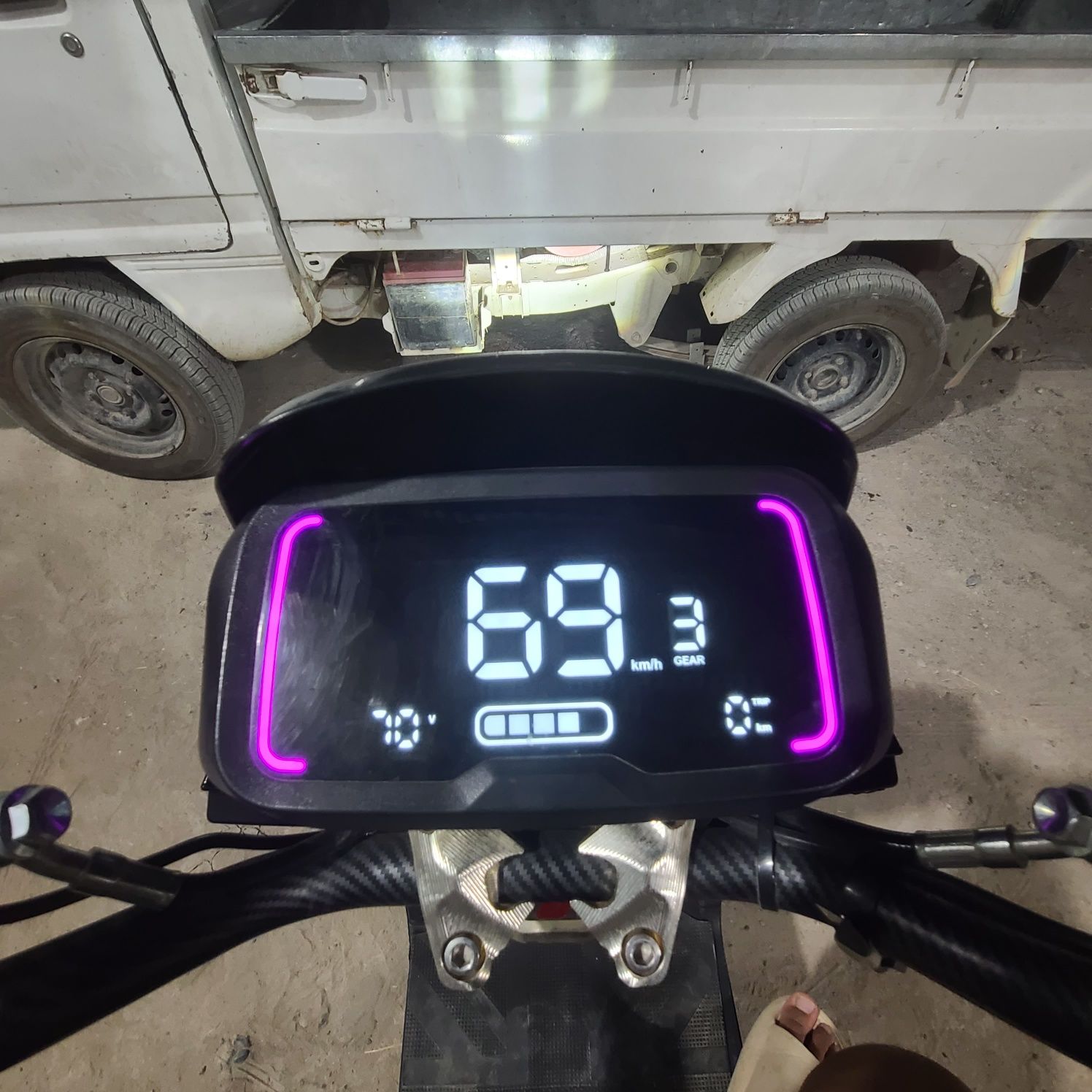 70 kim  yuradi  80 ga chiqadi