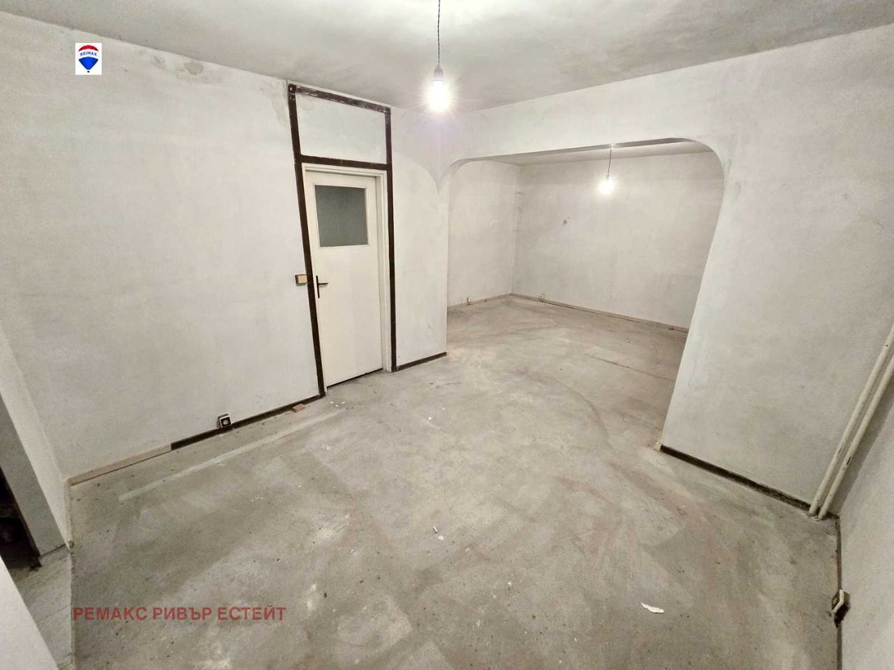 Продава се Тристаен апартамент в Русе, Дружба 3 - 95 кв.м за 894 €/кв.м - Снимка #2