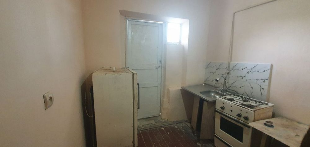 Kvartira sotiladi tez va arzon narxda.