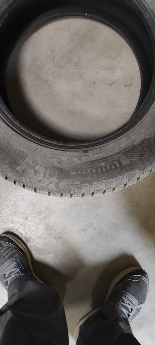 Продавам гуми зимни континентал216/65/16дот 2016 но са карани малко