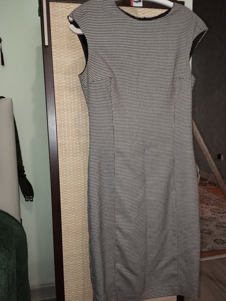 Платья костюмы 42-44-46 размер
