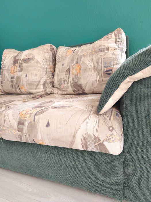 Двуместен диван в зелено