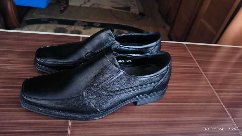 Vând pantofi eleganți