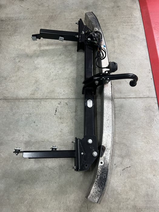 Теглич за Мерцедес МЛ / Mercedes ML W164 - чисто нов