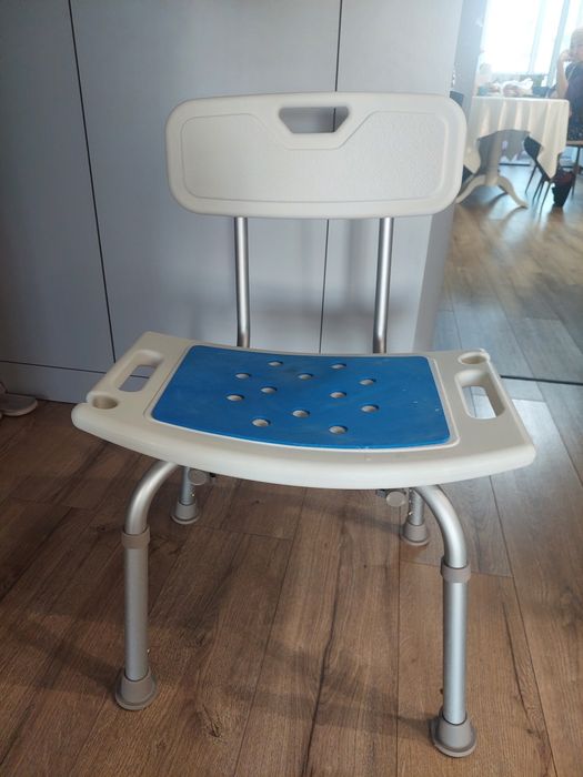 Стул со спинкой для ванной и душа