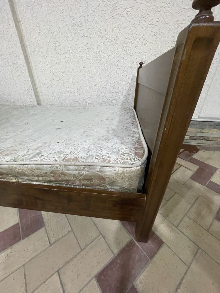 Продаётся кровать деревянная