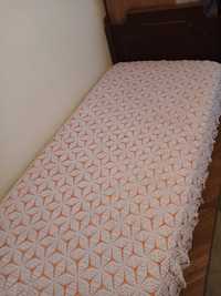Ръчно плетена покривка за легло.