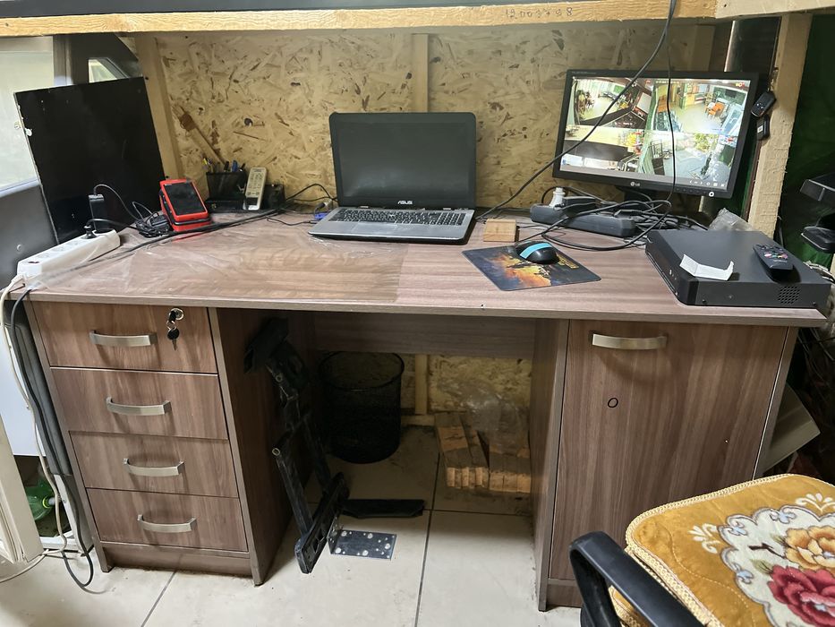 Стол письменный с ящиками