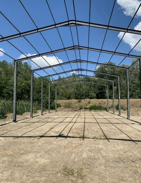 Vand hală metalică de 10 x 10 metri, în stare de utilizare. Construcți