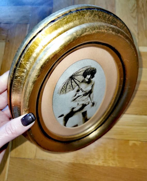 Еротична  картина графика на жена с чадър в златна рамка  чернобяла