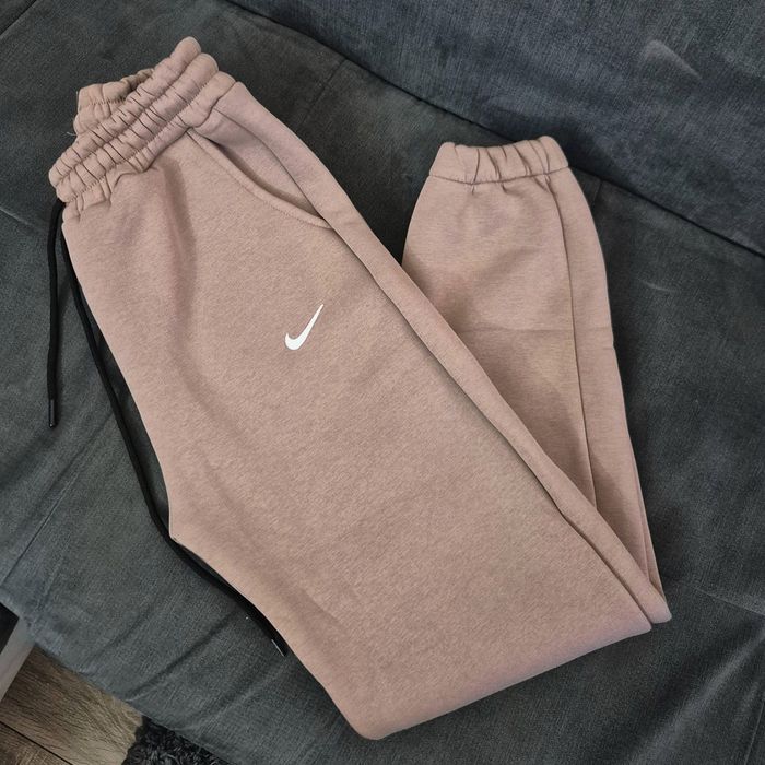 Дамски екипи и долнища Nike, Alo