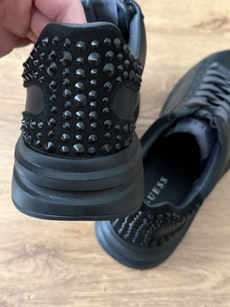 Оригинални обувки Guess*