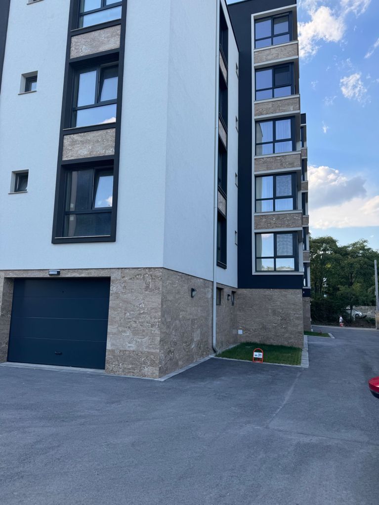 Дава се под наем Гараж / Паркомясто в Шумен, Болницата - 12 кв.м за 30.6 € - Снимка #1