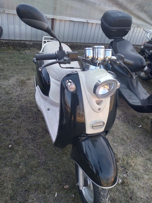 Vând scutere de 50 cm cubi 150 de cm cubi