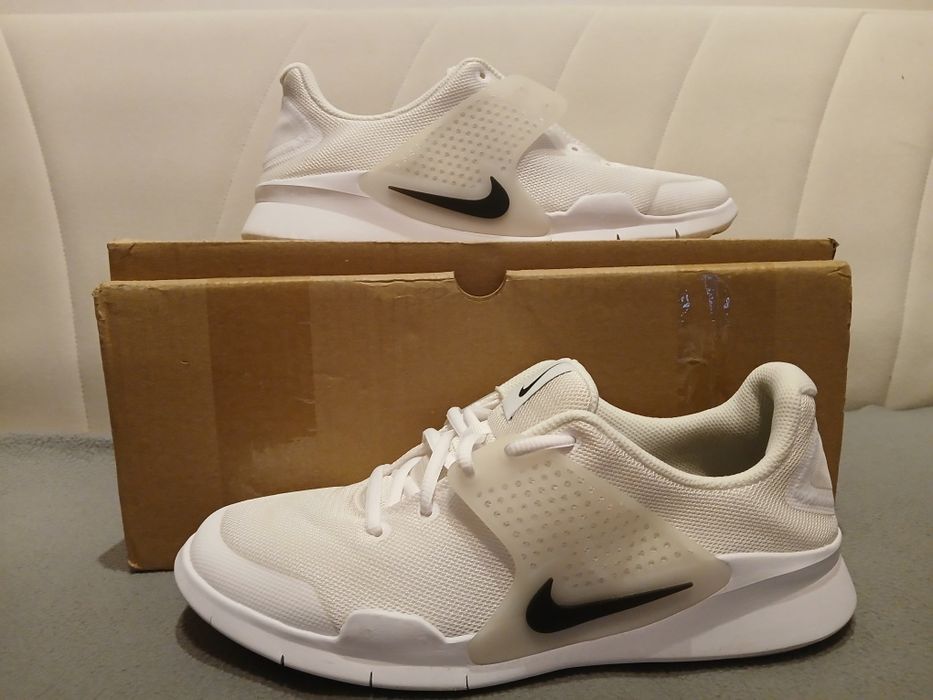 Adidași Nike arrow