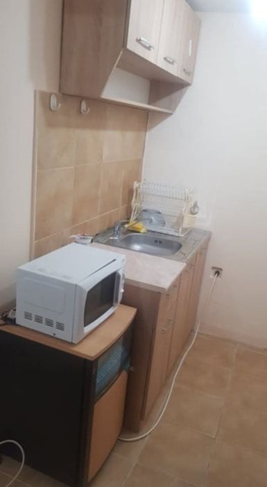 Собственик дава под наем обзаведена боксионера кв. Цветен ул.Божур