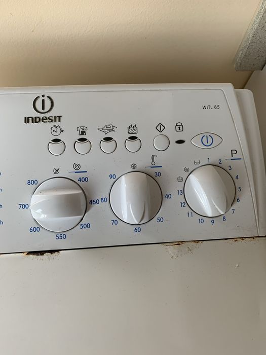 Пералня с горно зарежлане Индезит