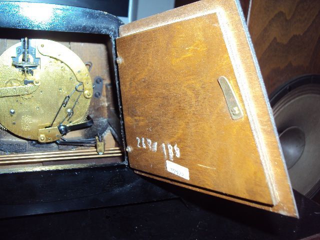 Продавам старинен немски механичен часовник Dugena